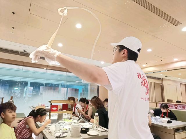 海底撈台中遠百店，美食與服務的極致饗宴。
