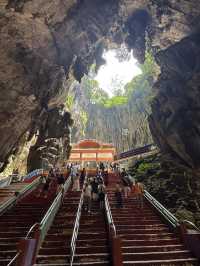 “Batu Caves: A Sacred Journey Just Outside Kuala Lumpur”🕌