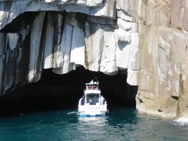 【日本にもあった！三重の“青の洞窟”で神秘の海体験】