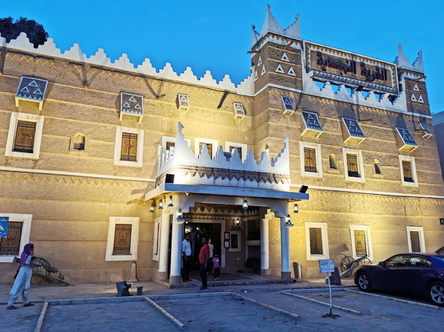 【一口咬進沙漠的靈魂：Najd Village 傳統料理餐廳體驗】