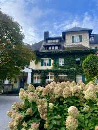 🏰【Landhaus zu Appesbach 全攻略】奧地利湖畔的百年莊園秘境｜阿爾卑斯山景 × 古董圖書館 × 皇室甜點秘方