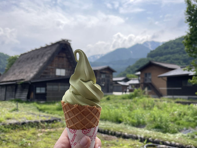 【夏日合掌村散策】在綠意與山風中，一人一支霜淇淋的悠閒午後🍦🌿