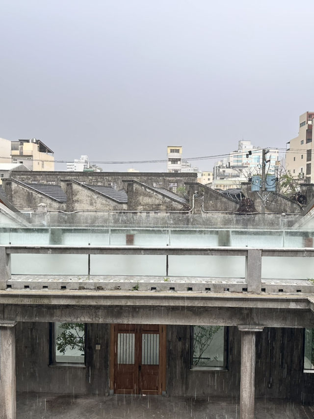 🧱「百年古厝變身設計殿堂！台南信義街硓𥑮石黃宅重生魅力全開」 