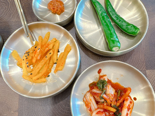 🍜 濟州機場旁的暖胃好味道：소길국수刀削麵店，大推！