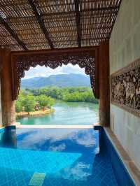 นอนชิวริมน้ำที่ Santhiya tree resort 