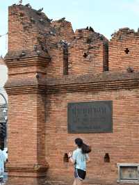 The Phae Gate: Where Ancient Bricks Pulse With Modern Life!