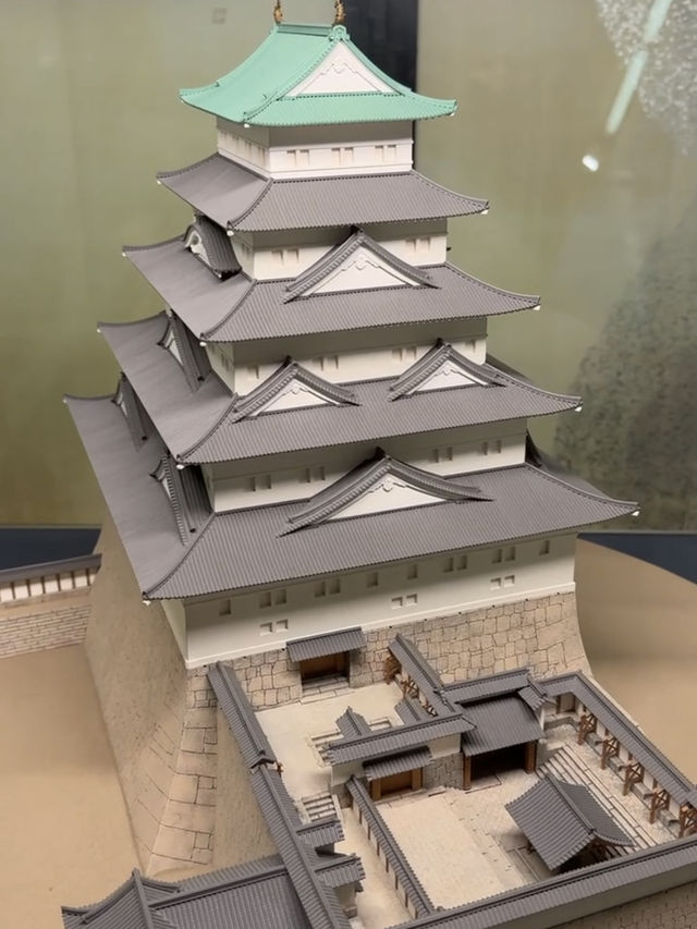 🏯 Osaka Castle in summer time.