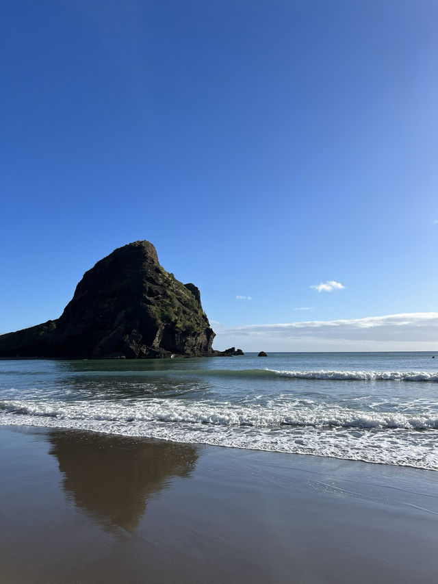 紐西蘭旅遊景點🌊 Piha Beach｜西岸黑沙與獅子岩的野性呼吸