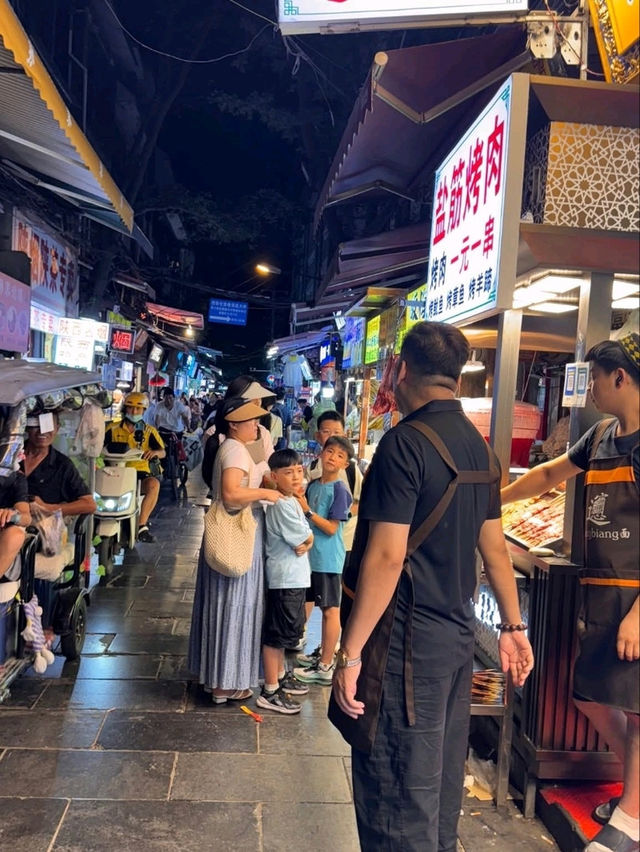 “Xi’an Nights: Lantern Streets, Muslim Quarter Feasts & Ancient Wall Evenings”