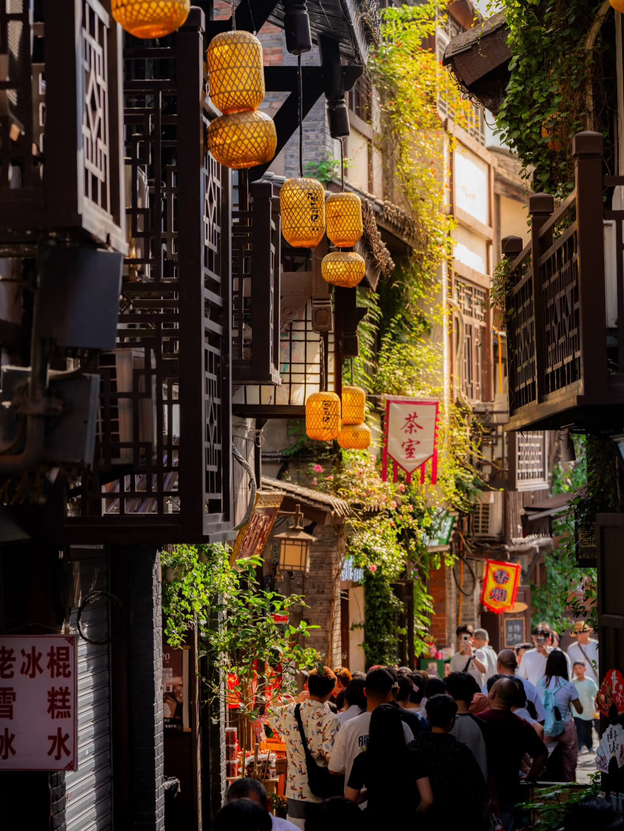 #chinatravel

Selama liburan Hari Buruh, Chongqing menyambut kami dengan langit cerah yang langka☀️. Saat senja tiba di Ciqikou, kota kuno itu diterangi lentera-lentera yang menyala dan tawa hangat, seolah waktu terasa melambat hanya untuk momen ini. Menjulang tenang di kejauhan, pagoda kuno itu membisikkan kisah-kisah masa lalu.

Menelusuri gang-gang berbatu, menikmati aroma jajanan kaki lima dan obrolan warga lokal, Anda akan merasakan perpaduan sempurna antara keceriaan hari raya dan nostalgia kota tua. Ciqikou bukan sekadar distrik bersejarah—melainkan jiwa Chongqing selama liburan, penuh dengan cerita, cita rasa, dan gemerlap lampu.

#travel #trip #china #staycation #thingstodo #myitinerary