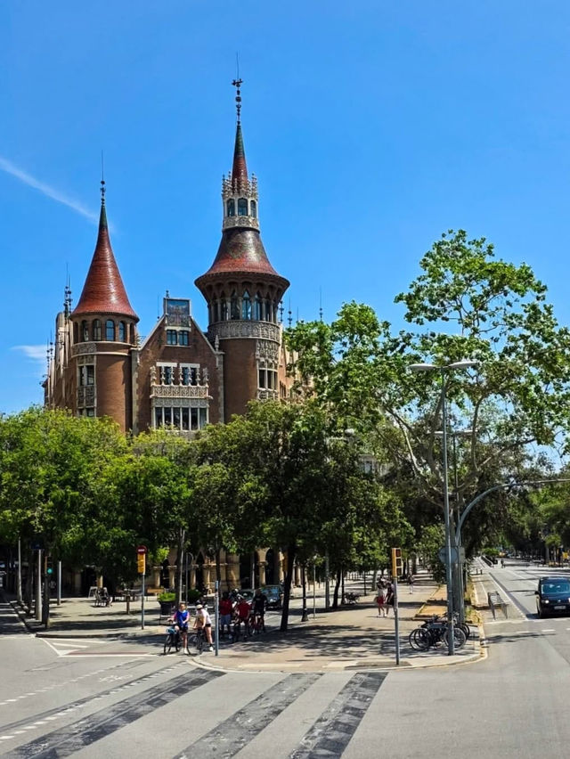 Vibrant Streets and Artistic Wonders in Barcelona Vibrant Streets and Artistic Wonders in Barcelona