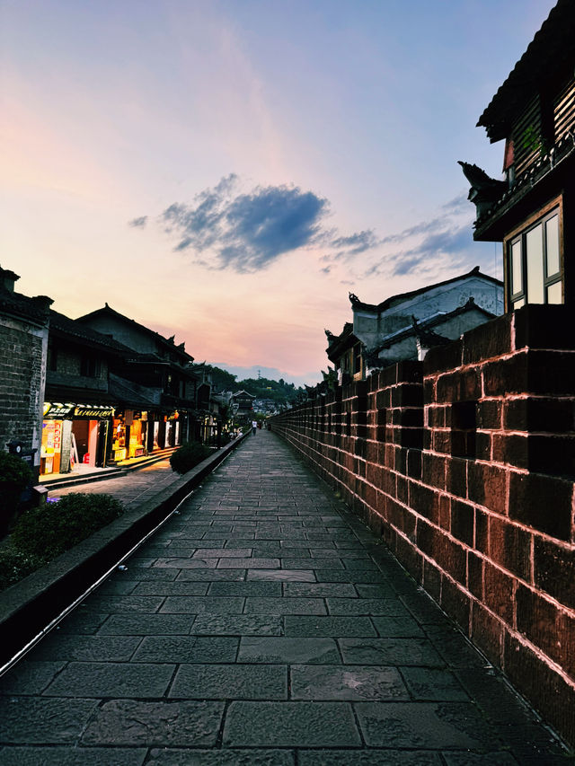 Chilling in Fenghuang Ancient Town🌸🌙