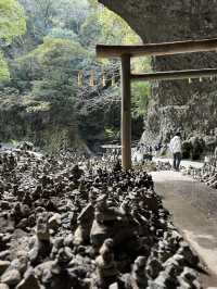 洞窟内の鳥居・・神秘的な雰囲気 願いを叶える為に積まれた石・・