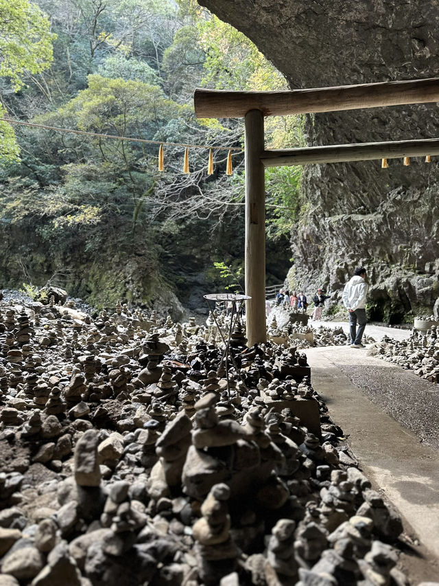 洞窟内の鳥居・・神秘的な雰囲気 願いを叶える為に積まれた石・・