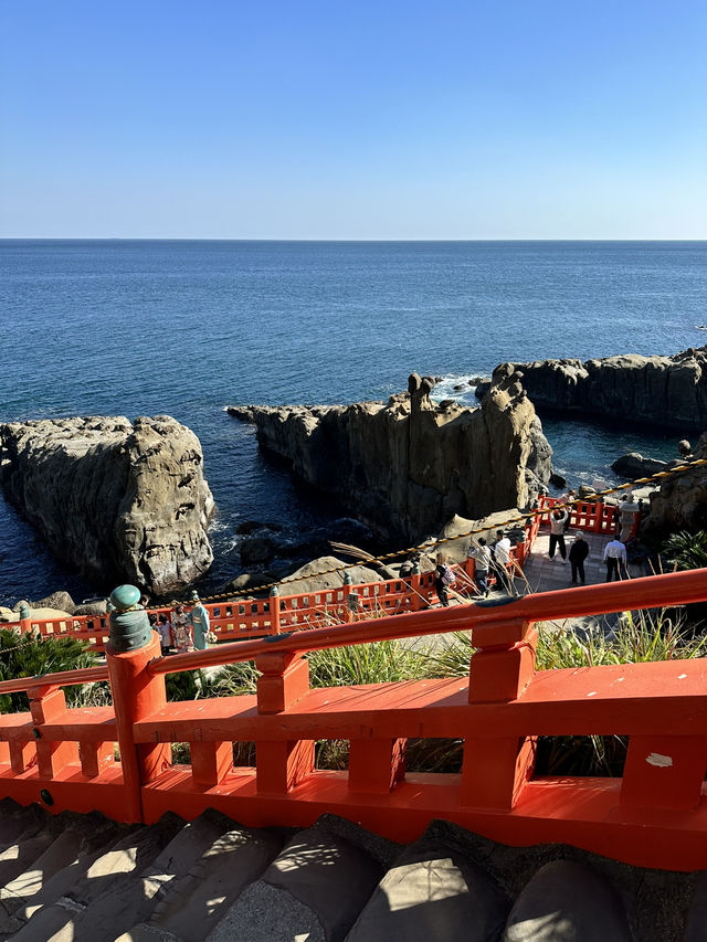 絶壁に位置する神社 本殿は洞窟の中に・・