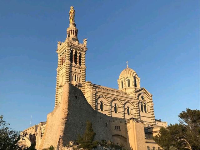Vibrant Coastal Life in Marseille