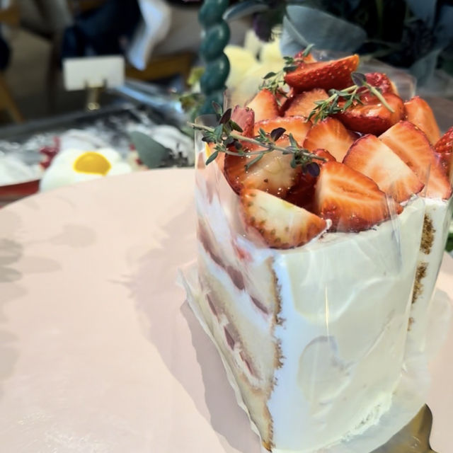 🍰 앤티크커피 연남점 — 클래식과 달콤함이 공존하는 감성카페공간