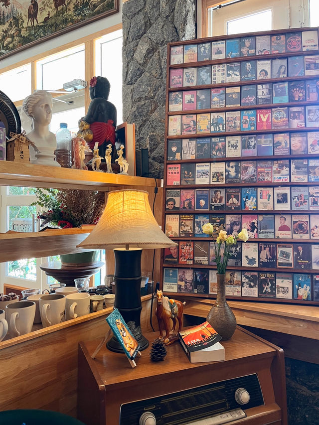 คาเฟ่ Pet friendly หัวหิน ขนมเครื่องดื่มอร่อย 📚🕰️