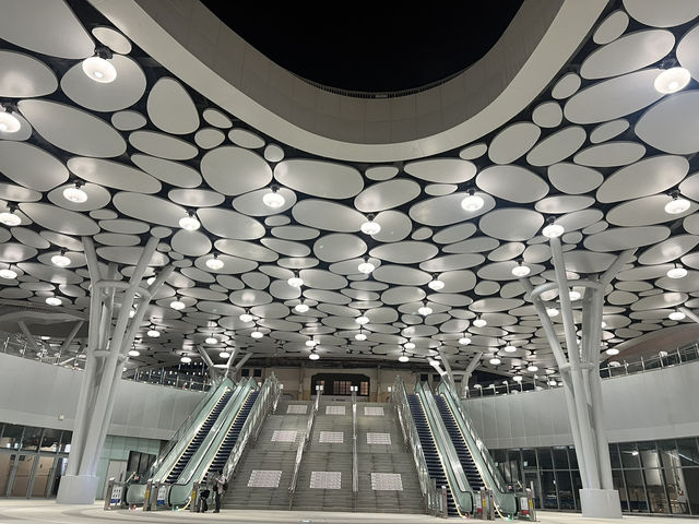 雲朵造型的高雄車站