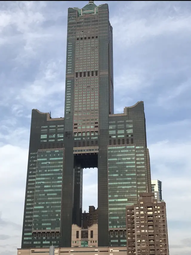 高雄一日遊攻略🌞純享美食 x 藝術 x 夜市 x 地標打卡！