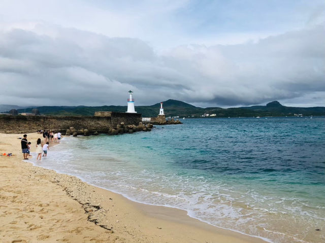 《星砂灣的雙燈塔海景，美得像沖繩一樣迷人》