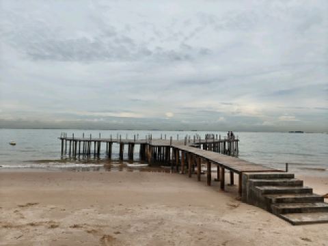 Exploring Batam's tranquil side? Here’s how Yudu delivers lush water scenery and cozy chill-vibes for nature lovers 🌊🌧️ Batam Island is often about action, but Yudu flips the script: it's all about the peaceful moments. Imagine calm seas, moody clouds, and zero crowds—nature and solitude in one frame.

Must-See Places:
- Yudu Waterfront (Jalan Pantai, open sunrise-sunset): The scenery is made for low-key reflection, whether you walk the shore or park with a book.
- Nature-Vision Point: This spot on the edge of the lake area (ask locals, little signage!) is perfect for landscape photographers and anyone chasing that meditative, outdoorsy mood.
- Local Rivers & Ponds: Seek out the smaller water bodies near the village for a more up-close experience with Batam’s quiet outdoor side.

Practical Tips:
- It’s best to visit early morning for the best light and smaller chance of crowds. If it’s cloudy or rainy, it only adds to the calming vibes—so don’t let weather stop you!
- No major food stalls here, so grab snacks in Batam city before heading out.
- No ticket/entry required—just respect local residents and keep it clean!
- Yudu’s roads are smooth; taxis or motorcycle rides from Batam Center take 30–40 min.
- Bring a waterproof jacket even if rain seems light; weather shifts quickly.

Getting Around:
Grab Indonesia’s local taxis (easy from Batam Center with trip.com!) or book a private car via trip.com for more comfort and flexibility.

End your day with a sunset by the water—the clouds make every photo epic! #BatamNature #YuduVibes #TripComTravel