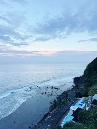 Dreaming of a slice of paradise on your next adventure? Malaka’s Royal Avila Boutique Resort is serving up sunset goals 🌅 and a vibe that’s both luxe and wallet-friendly! If you’re looking to chill somewhere with top views but don’t want to splurge, this spot checks all the boxes.

Must-See & Do at Royal Avila Boutique Resort:
· Unbeatable sunset watching: The private balconies overlooking the sea are hands down the best place to catch golden hour — bring your camera!
· Chill by the cliffside: The serene location means you’re away from crowds, so it’s just you, the breeze, and the endless ocean.
· Enjoy nightly live music with your dinner: The in-house restaurant offers delicious a la carte breakfasts and dinner, plus live music for extra vibes.
· Relax in spotless rooms: Everything from fluffy towels to sparkling bathrooms — attention to cleanliness is next level.


#MalakaTrip #LombokSunsets #TravelDeals #ResortLife
