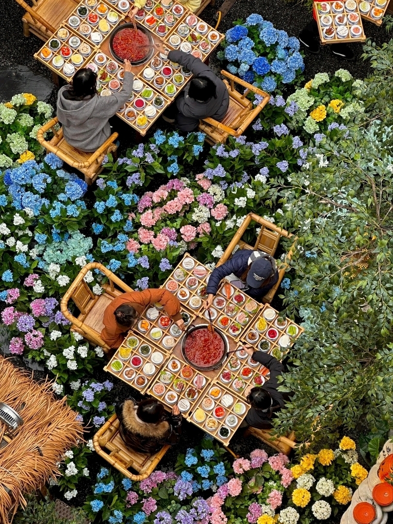 Confession time…
Got influenced by friends on Trip.com again 😂
Chengdu hotpot is never "ordinary".
This hidden gem is tucked away in a small alley near Chunxi Road.
Once you step inside...
You can't help but say wow 🥹
🌸 Hotpot in a flower garden
The small courtyard is surrounded by pink, blue, and purple hydrangeas,
like dining in a fairytale garden.
🍲 Authentic Chengdu-style spicy mala soup
Spicy, numbing, and aromatic with rich spices.
But the atmosphere is sweet and dreamy, like a flower garden.
🐼 There's even panda-themed desserts
Adorable and perfect for Instagram-worthy shots.
Chengdu is a city that combines "deliciousness"
with "creativity" in endless ways.
If you're visiting Chengdu
and want both serious dining + beautiful photos,
this place is the answer.
📍 Location
渝少侠·熊猫小院火锅(春熙路店)
Yushaoxia Panda Courtyard Hotpot – Chunxi Road Branch
Average cost: ¥83/person
📍 City: 成都 Chengdu
📍 Area: 春熙路 Chunxi Road
