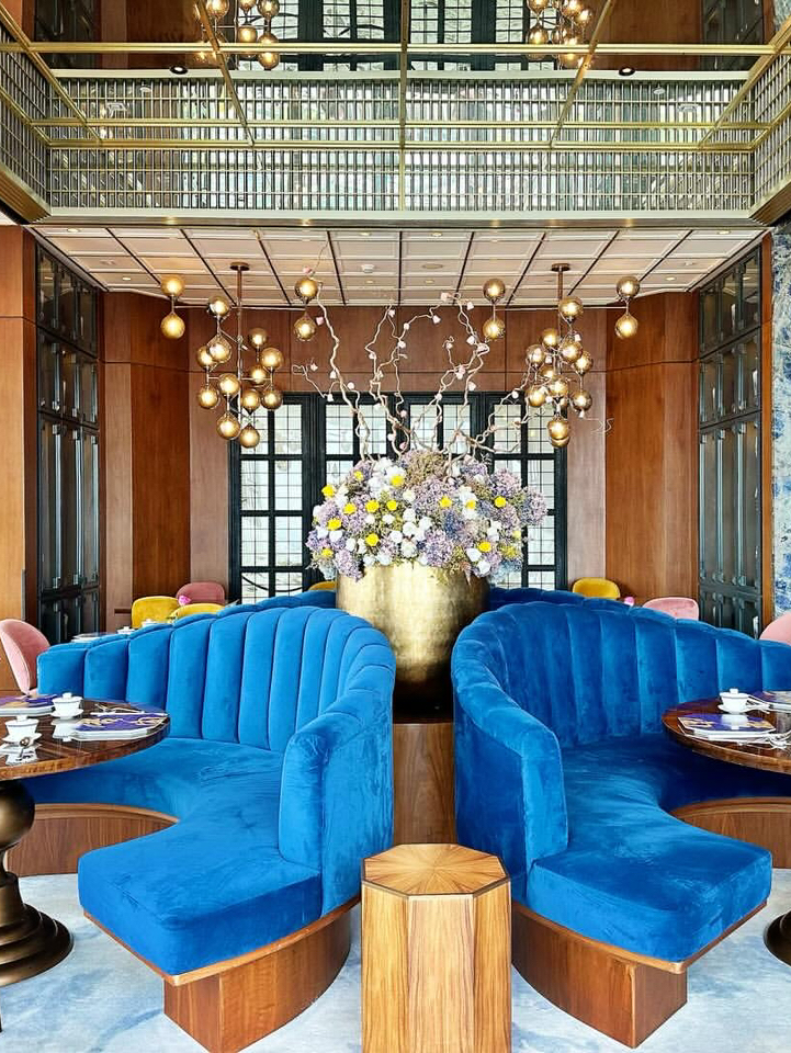 The Langham, Jakarta benar-benar menakjubkan! Ini jelas merupakan hotel yang wajib dikunjungi di Jakarta! ☁️ Melangkah ke lobi langit lantai 61, saya benar-benar terpesona oleh keindahan gaya istana Eropa-nya! ✨ Di atas Anda, lampu gantung kristal berkilauan cemerlang. Di bawah Anda, seluruh pemandangan kota Jakarta terbentang. 🌃 Tangga marmer putih murni, dipadukan dengan sofa beludru biru ikonik, membuat setiap foto terlihat seperti sampul majalah. 📸
✨ Sorotan yang Wajib Dilihat:
🏰 Lobi Istana Awan Lantai 61
Jendela panorama 360° dari lantai hingga langit-langit menawarkan pemandangan yang tak tertandingi. Pada hari yang cerah, Anda dapat menyaksikan matahari terbit dan terbenam. Sangat direkomendasikan untuk foto malam hari ketika seluruh kota tampak bersinar. 🌆
👑 Dekorasi Gaya Istana Putih Murni
Setiap sudut dirancang dengan sangat indah. Tangga spiral emas yang dipadukan dengan sofa beludru biru, dan vas kristal yang menakjubkan di tengah lobi, memancarkan nuansa kemewahan yang sesungguhnya.
🍽️ Pesta untuk Indera
Bebek panggang di Restoran Cina Tang Court di lantai 60 wajib dicoba!
Kulit bebek yang baru dipanggang dan diiris renyah, dipadukan dengan saus celup rahasia, sungguh luar biasa! 🤤 Jangan lewatkan Artesian Bar di rooftop – koktailnya luar biasa! #Hotel mewah yang hanya akan Anda pahami setelah menginap di sana #Rutinitas liburan pemilik pulau #Hotel mewah #Hotel-hotel ini memiliki pemandangan yang menakjubkan #Hotel Langham #Hotel-hotel ini memiliki makanan yang lezat #travel2026