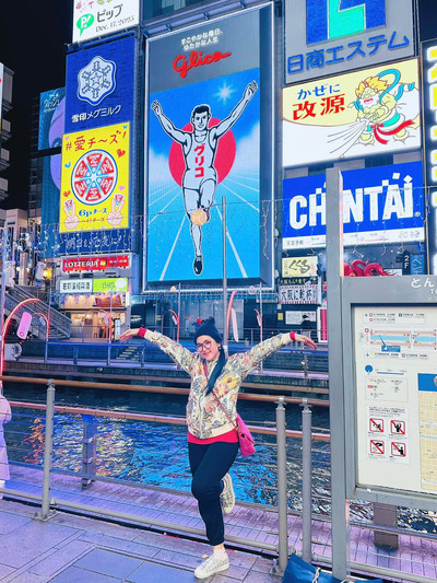 How do I take a picture with the Glico sign without people in it
