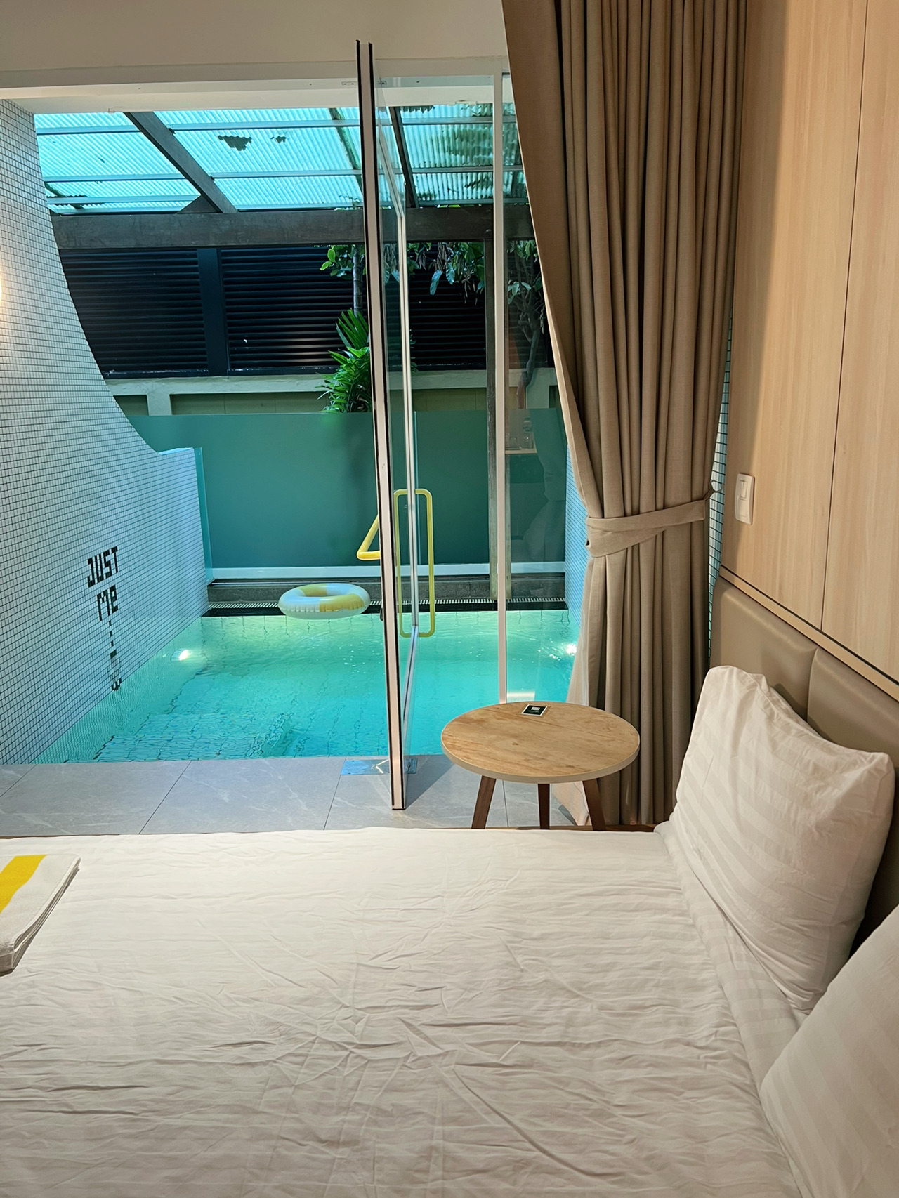 Kalau kamu lagi cari tempat staycation buat ganti suasana kerja di Bangkok, kamu harus cobain tempat ini✨

📍Jasmine Space
Kamar yang kami pesan namanya ‘Just Me & Pool’
Ukuran kamar S, harga 1.470 THB/malam

Highlight-nya di sini adalah kolam renang pribadi yang tepat di samping tempat tidur. Kamu beneran bisa bangun tidur dan nucleus nyebur ke air. Fasilitasnya lengkap dan semuanya bersih banget✅

Tersedia juga area umum dengan microwave, teko listrik, dan peralatan makan (tinggal cuci dan kembalikan saja). Kalau nggak mau repot nyuci, ada piring kertas dan sendok plastik yang bisa diambil✨

Tamu juga bisa pakai co-working space dan ruang fitness secara gratis. Lokasinya oke banget, ada banyak restoran dan 7-11 di luar. Di dalam gedung juga ada vending machine 7-11, mesin cuci, dan area parkir yang luas🚗
