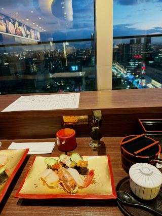 ซูชิสายพานบนตึกสูงย่านอาเบะโนะ｜วิวสวยจากมุมสูง x เซอร์ไพรส์กับซูชิสดใหม่。