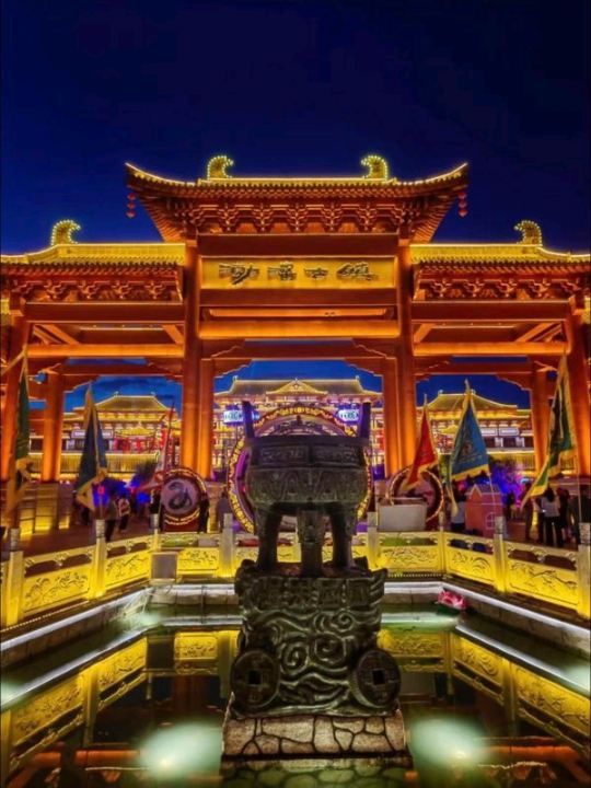 琿春渤海古鎮旅遊指南

渤海古鎮不僅僅是一個旅遊景點,更是一個大型文化歷史項目,它將成為2025年吉林省的一大亮點。古鎮於2025年5月1日正式開放,目前已接待超過100萬名遊客,高峰期日均遊客量高達2.71萬人次。這裡並非一座露天博物館,而是讓歷史鮮活呈現的獨特空間。

從概念到實施:文化交會處的鮮活歷史

渤海古鎮耗資48億元人民幣,佔地8.66萬平方公尺。其設計理念旨在讓遊客沉浸在古代渤海國(公元7至10世紀)的鼎盛時期,當時的都城東京(今東京)就位於今天的琿春市。

渤海城的主要建築風格是優雅的唐風,白牆黑瓦,賦予這座建築群既雄偉又古樸的氣質。但渤海城最大的特色在於其互動性。

沉浸式體驗:任務、NPC與戲劇

· 沉浸式演出:主舞台上演五幕劇,一步步講述渤海城的歷史:從建城、獲得唐朝稱號到貿易鼎盛時期。

· 互動NPC:身著古裝的演員在城裡漫步。您可以透過參與遊戲和任務賺取“銀票”,並用銀票兌換紀念品。

主樓二樓設有沉浸式密室逃脫和非物質文化遺產展覽。

歷史街區:尤其值得一提的是「浮雕牆」和「鄞州路」街區,這裡重現了唐代集市的景象,正如「富人聚居東,貴族聚居西」的時代風貌。

夜幕降臨,宛如童話世界,多元文化美食體驗

琿春要塞的夜生活是其最大的亮點。夜幕降臨,燈光亮起,建築物倒映在運河水面上,宛如古老的畫卷。泛舟河上是最受歡迎的活動之一,尤其是在日落時分,更添浪漫。

美食街也值得特別一提。琿春位於中國、俄羅斯和朝鮮三國交界處,這裡的美食也反映了三國文化的融合。遊客尤其喜愛“三國拼盤”,其中包括中國烤肉串、韓國魚丸湯和俄羅斯香腸。值得一提的是,許多俄羅斯遊客也會來此遊覽,這裡也提供俄語導覽服務。

全年無休:冬季最新資訊

渤海城的建造者巧妙地解決了季節性問題,並將其打造成為全年開放的度假勝地:

2025-2026 年冬季:運河結冰,變成冰雪公園,設有各種動靜皆宜的遊樂區。

滑雪場:在城牆旁的斜坡上,新建了初級和中級滑雪道以及雪圈滑道。預計 2026 年 1 月開放。

室內:為怕冷的遊客提供溫暖舒適的室內主題區。

如何規劃行程:經驗豐富的遊客的建議

· 最佳遊覽時間:下午 4 點以後是最佳遊覽時間,您可以同時欣賞到白天的陽光和夜晚的燈光。

旺季開放時間:下午 2 點至晚上 10 點。

· 費用:遊客門票約 55 元(現場有折扣;原價 70 元)。琿春居民免費入場。

· 如何前往:從市中心搭乘計程車約15分鐘即可到達。如果您搭乘火車,從琿春火車站搭乘計程車也只需15分鐘。這裡為駕駛人提供充足的免費停車位。

小撇步:為了方便起見,我們提供聯票,例如「渤海城+方川自然保護區」(網上售價97元起)或「渤海城+虎豹博物館」(售價68元)。

重要提示:由於靠近邊境,禁止無人機飛行。

請穿著舒適的鞋子-夜晚岩石路面可能濕滑。

渤海城完美地融合了現代科技與歷史元素,打造出一個氣勢恢宏、吸引世界各地遊客的景點。它是您東北之旅的必遊之地。