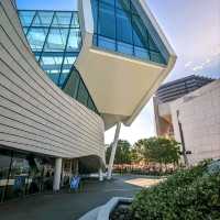 OCMA：🎨  Thom Mayne 打造的藝術殿堂，免費享受藝術與建築之美！