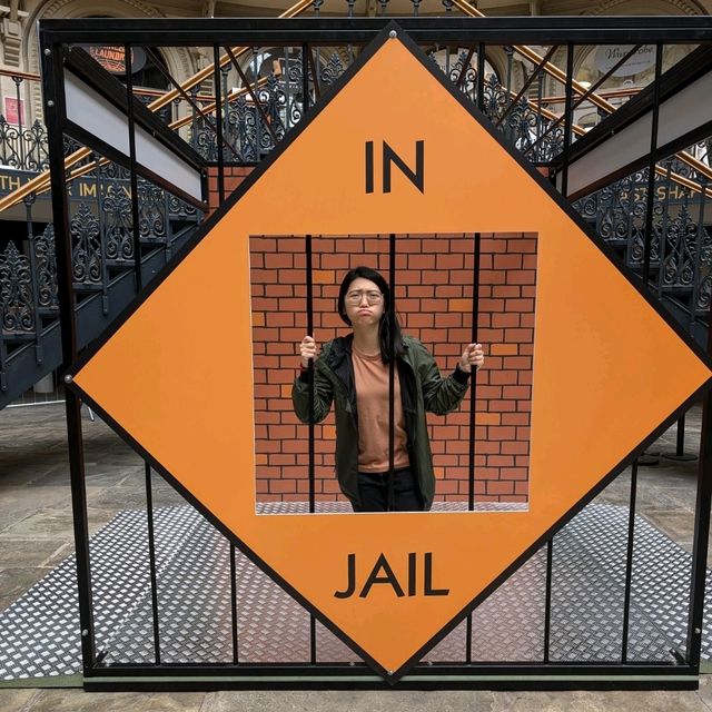 🚔 現實版大富翁「監獄」登場！Leeds Corn Exchange 的有趣場景打卡** 🏛️  