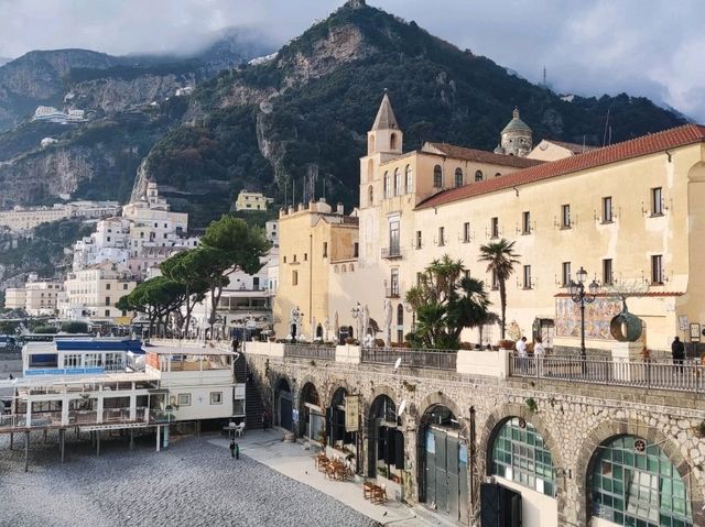 Walking from Minori to Amalfi along the coast 