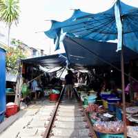 Thailand🇹🇭A Day Trip to Maeklong Railway Market: A Unique Experience! 🚂