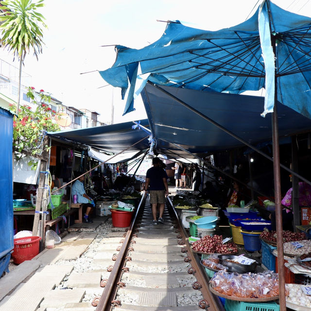 Thailand🇹🇭A Day Trip to Maeklong Railway Market: A Unique Experience! 🚂