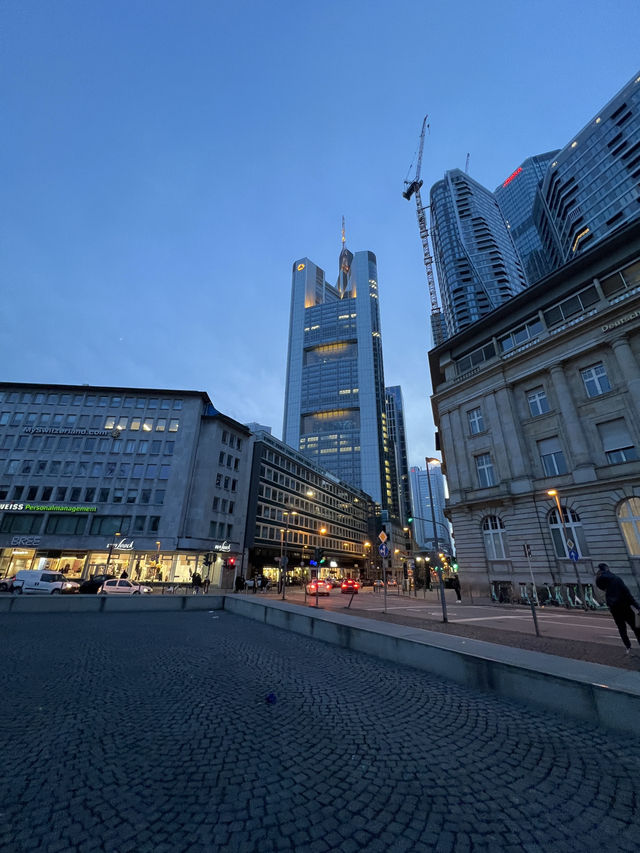 🌃✨ Frankfurt am Main at Night – Where Skyscrapers Shine and History Whispers 🌉🌟 