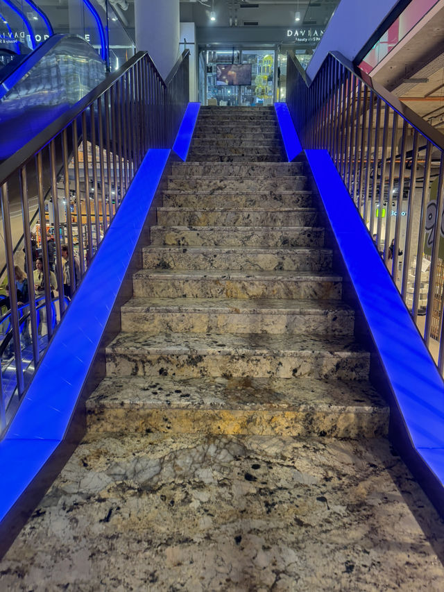 Silky painting in Neglinnaya gallery 