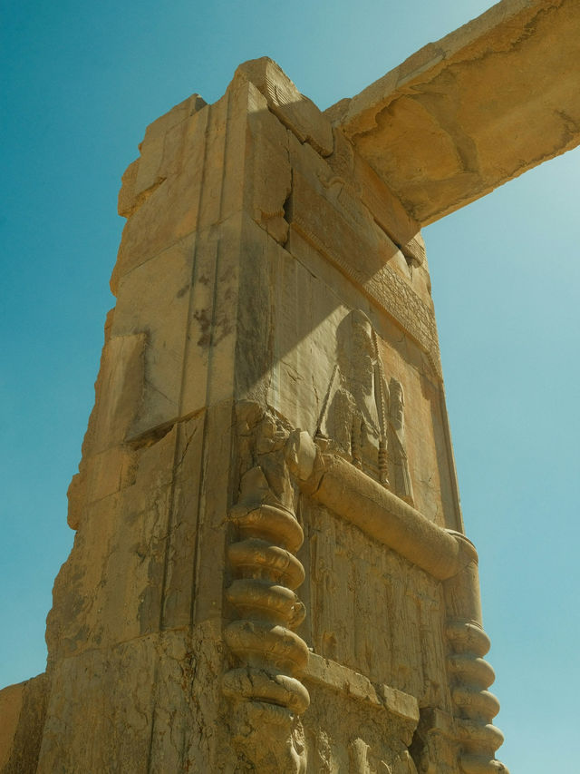 색채의 기둥 사이를 걷는 신전의 아침 🌞