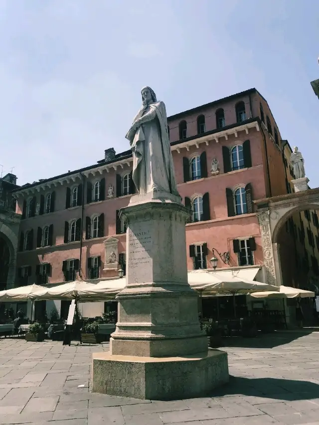 Verona's Ancient Heart: A Stroll Through Città Antica 🏛️✨