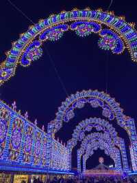 The scent of roasted chestnuts and gingerbread fills Hyde Park Winter Wonderland! 🌰🍪