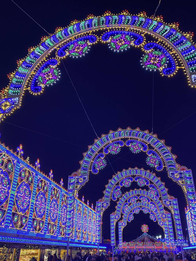 The scent of roasted chestnuts and gingerbread fills Hyde Park Winter Wonderland! 🌰🍪 The scent of roasted chestnuts and gingerbread fills Hyde Park Winter Wonderland! 🌰🍪