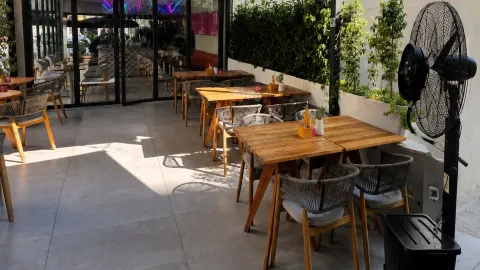 คาเฟ่บรรยากาศอบอุ่นน่านั่งในลีมาซอลที่ควรค่าแก่การแวะ — traveler post in ลิมาโซล