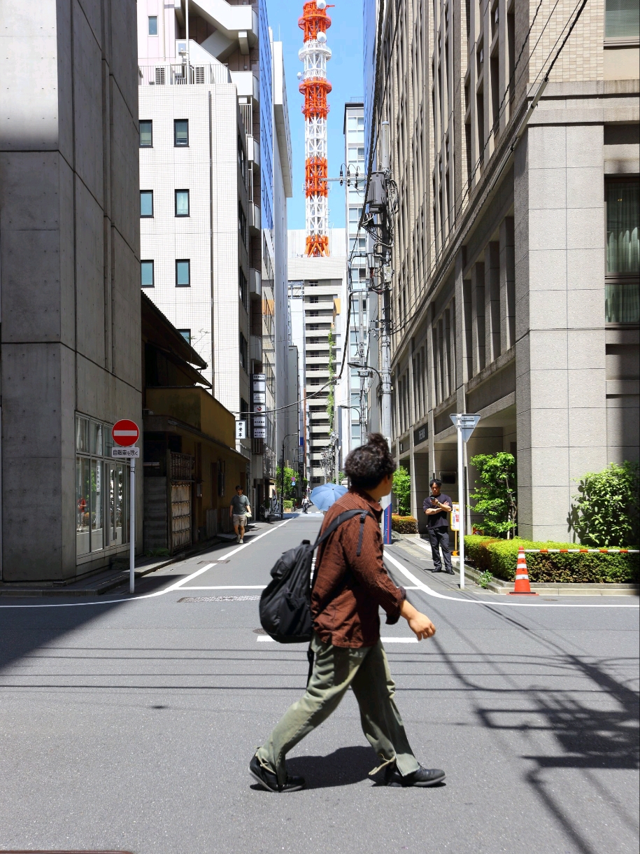 Even in Tokyo, you can have a budget-friendly vacation without depriving yourself of anything. 💰 The biggest expense in Tokyo is usually accommodation. ☝️BUT! You don't necessarily have to book a place right in the city center. Consider looking into the suburbs—sometimes it's just a 20-30 minute subway ride, but the price difference is huge. 
 
1️⃣ Accommodation: KAIKIN apartments in the Edogawa ward, near Kasai subway station. 7 nights cost me 52,810 yen (26,405 rubles). From here on, if you need to convert to rubles, just divide by 2 (the exchange rate is 0.5 according to the Central Bank for May 2026). These were clean, decently-sized apartments for Tokyo at this price point. Self check-in (the entry PIN is sent in advance) makes it super convenient. Plus, it’s only a 20-minute subway ride to downtown.
2️⃣ Subway — 4,560 yen. A ride from Kasai station to downtown using an ICOCA transport card (which I originally bought in Osaka) was 240 yen.
3️⃣ Bus to Haneda Airport — 1,200 yen. The bus conveniently departs right from Kasai station, and the ride only takes 20-40 minutes.
4️⃣ Breakfasts, lunches, dinners, and plenty of snacks — around 39,200 yen. I mostly grabbed my breakfasts at a konbini (convenience store) the night before to save time. Sandwiches, onigiri, pastries, yogurts, and ready-made meals ran about 400-600 yen per day. For lunches and dinners, I hit up ramen shops, cafes, and food courts. 🍜 A large bowl of excellent ramen was 1,000-1,500 yen. A food court lunch cost around 1,000-1,800 yen. Dining at an izakaya was a bit pricier—about 2,500-3,500 yen including a glass of beer. 🍷 A bottle of wine at a konbini was 700-1,500 yen. ☕ A cappuccino or latte at a coffee shop cost roughly 500-600 yen.
5️⃣ Shopping. Clothes and shoes — around 30,000 yen. Completely unnecessary, but such a delightful splurge! 🤗
 
🎬 Total: 127,770 yen.
 
Everyone has their own priorities, and depending on your budget and preferences, you could easily spend more or less than this amount. 
 
By the way, my ticket 🚊 for the Kyoto-Tokyo Shinkansen cost 15,820 yen (I paid an extra 600 yen for a seat with the best view 🗻 of Mount Fuji, and it absolutely delivered!).
✈️ My flight from Tokyo to Moscow cost 55,884 yen (27,942 rubles).