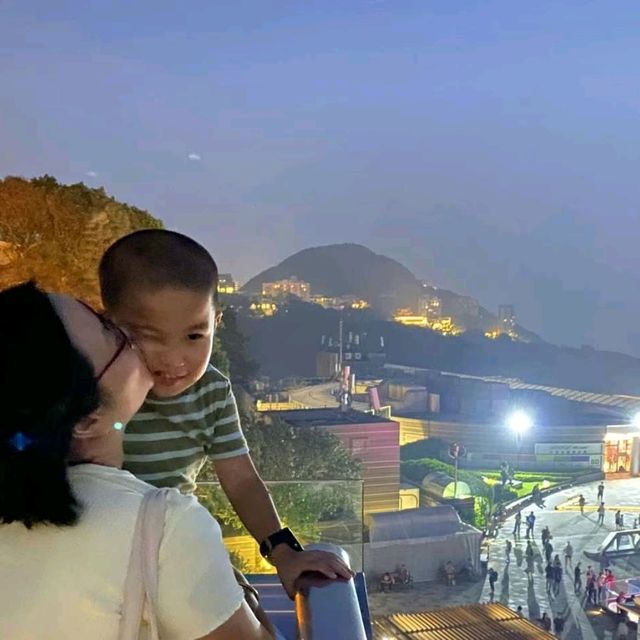 乘六代山頂纜車 賞百萬維港夜景