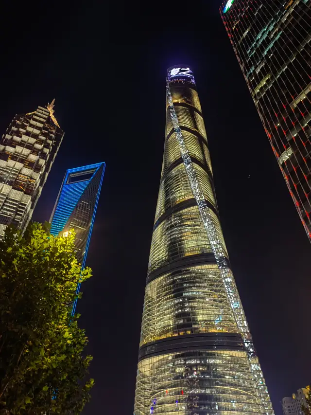 Looking at the night view of the Huangpu River from a height of 340 meters, it's dazzlingly brilliant!