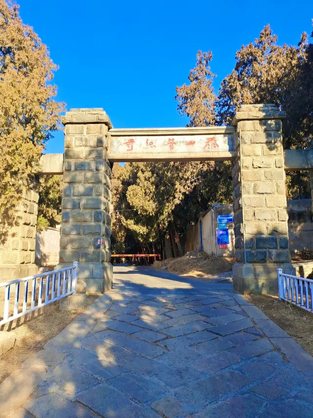 วัดปูชาทั่วไปในภูเขาไทย (วัดโบราณสมัยหกชาติที่รากฐานของภูเขาไทย)