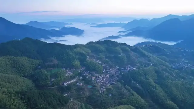 The scenery of Jiangsu, Zhejiang and Shanghai is no less than that of southern Anhui, with two small towns, sea of clouds, ancient villages, and hot springs, which are really worth visiting